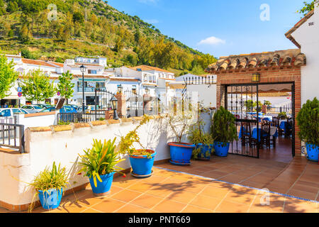 Terrasse mit Blumentöpfen und weißen Häusern im malerischen Dorf Mijas, Andalusien. Spanien Stockfoto