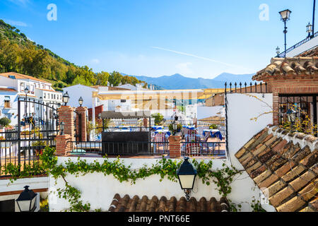 Blick auf die weissen Häuser in Berg Tal im malerischen Dorf Mijas, Andalusien, Spanien Stockfoto