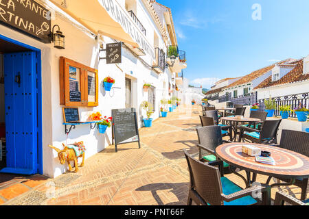 Stadt Mijas, Spanien - 9. Mai 2018: Straße mit Restaurants und Bars im malerischen Dorf Mijas, Andalusien. Spanien ist die zweite, die am meisten von Touristen besucht. Stockfoto