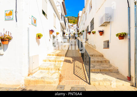 Stadt Mijas, Spanien - Mai 9, 2018: Straße mit weissen Häusern im malerischen Dorf Mijas, Andalusien. Spanien ist am meisten von Touristen besuchten Landes Stockfoto