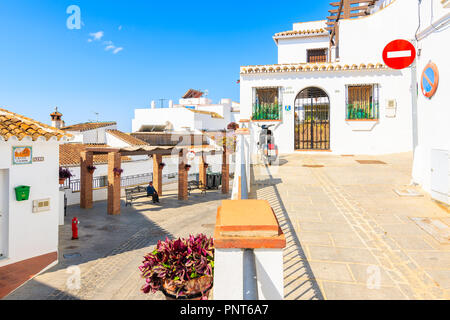 Stadt Mijas, Spanien - Mai 9, 2018: Straße mit weissen Häusern im malerischen Dorf Mijas, Andalusien. Spanien ist am meisten von Touristen besuchten Landes Stockfoto