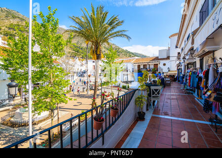 Das Dorf Mijas, Spanien - 9. Mai 2018: die Straße mit Geschäften in malerischen weißen Dorf Mijas, Andalusien. Südspanien ist berühmt für Bergdörfer Stockfoto