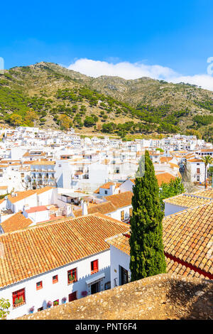 Blick auf die weissen Häuser in Berg Tal im malerischen Dorf Mijas, Andalusien, Spanien Stockfoto