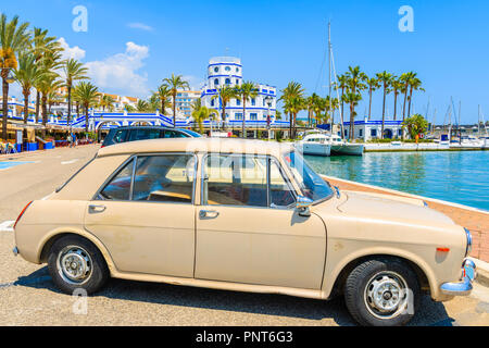 ESTEPONA, Spanien - 9. Mai 2018: Classic retro kleinen Parkplatz im Hafen von Estepona an der Costa del Sol Küste im südlichen Spanien auf sonnigen Sommertag. Stockfoto