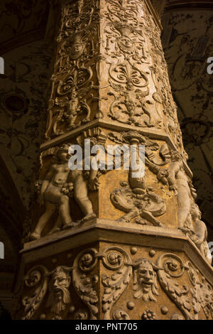 Einer der eingerichteten Spalten der ersten Innenhof des Palazzo Vecchio (Rathaus) in Florenz, Italien Stockfoto