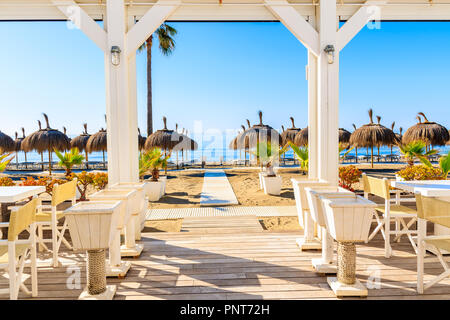 Weg vom Restaurant zum Strand in Marbella, Costa del Sol, Spanien Stockfoto