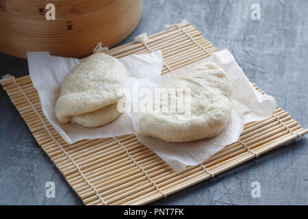 Gua Bao, gedämpfte Brötchen im Bambus steamer, bao Brötchen. Stockfoto