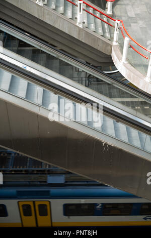 Rolltreppen im U-Bahnhof, Rotterdam Stockfoto