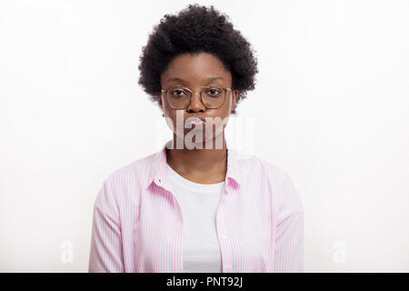 Verärgert afro Frau ihre Wangen blasen Stockfoto