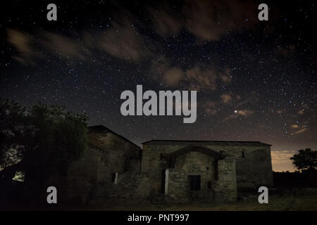 Nacht Landschaft mit der westgotischen Basilika Santa Lucia del Trampal. Acuescar. Spanien. Stockfoto