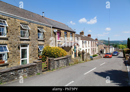 Swansea, Großbritannien: Juli 07, 2018: Street View der typische doppelte Fassade Reihenhaus in einem walisischen Dorf. Sommer mit Garten Blumen und blauer Himmel. Stockfoto