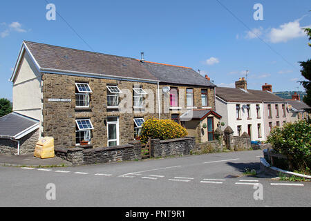 Swansea, Großbritannien: Juli 07, 2018: Street View der typische doppelte Fassade Reihenhaus in einem walisischen Dorf. Sommer mit Garten Blumen und blauer Himmel. Stockfoto