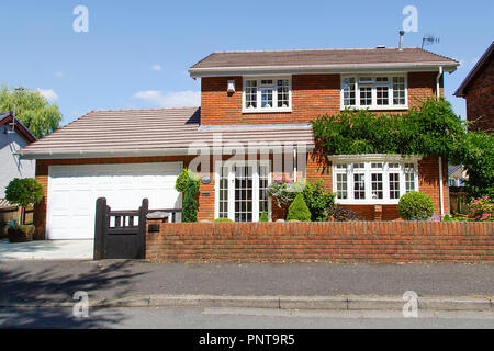 Swansea, Großbritannien: Juli 07, 2018: Vier Schlafzimmer freistehendes Haus auf einer Wohnsiedlung. Typisches 80er Jahre Design mit Garage und Garten. Stockfoto