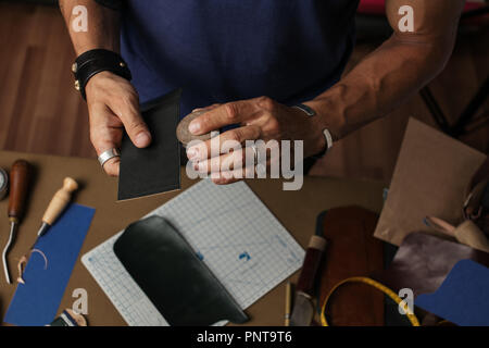 Der Prozess der Herstellung von handgefertigten Lederetui in das Leder Werkstatt. Stockfoto