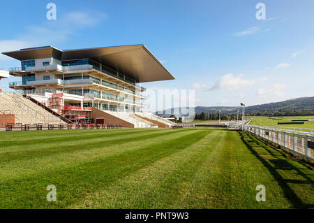 Cheltenham, UK: September 15, 2018: Der steht mit Blick auf die Pferderennbahn Cheltenham in Prestbury Park entfernt. Stockfoto