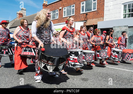 Abergele Karneval Batala Samba band 14. Juli 2018 an der Küste von Nordwales Stockfoto