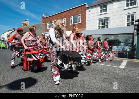 Abergele Karneval Batala Samba band 14. Juli 2018 an der Küste von Nordwales Stockfoto