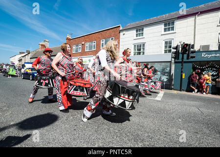 Abergele Karneval Batala Samba band 14. Juli 2018 an der Küste von Nordwales Stockfoto