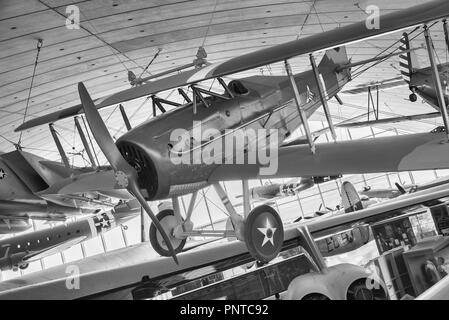 Mischung aus amerikanischen und britischen Militär Flugzeuge in Duxford Museum Stockfoto