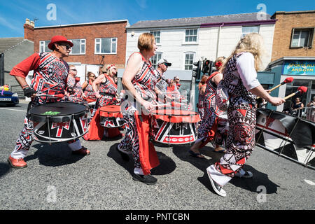 Abergele Karneval Batala Samba band 14. Juli 2018 an der Küste von Nordwales Stockfoto