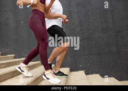 Fitness, Sport, Menschen, Sport und Lifestyle-Konzept - paar auf Stadt-Treppe nach oben laufen Stockfoto