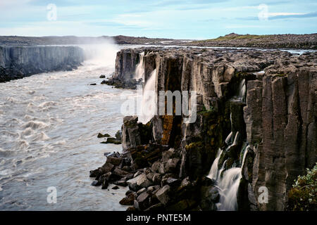 Selfoss Wasserfall bei Sonnenuntergang auf dem Fluss Jökulsá á Fjöllum im Norden von Island Stockfoto