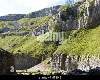 Der Eingang zum Gordale Scar mit ihren Kalkfelsen, in der Nähe von Malham, in den Yorkshire Dales, Großbritannien Stockfoto