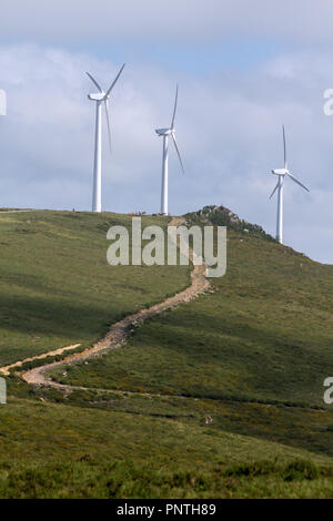 Pico Gallo, Tineo, Asturien, Spanien. Vertikale Ansicht von Windenergieanlagen auf einem Hügel mit einem Schlamm Stapler, die mit der Basisstation. Stockfoto