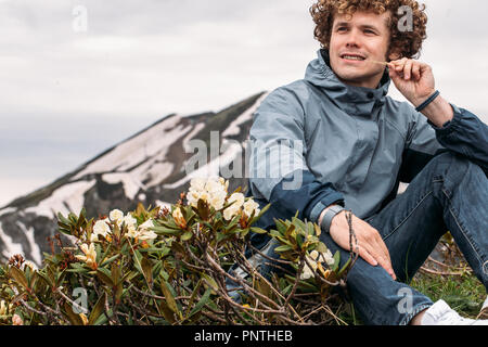 Nachdenklich rothaarige Wanderer mit Gras in den Mund Stockfoto