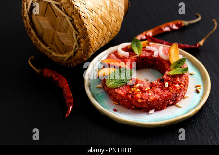 Essen Konzept würzige raw Larb Thai, Beef Tartar Thai Stil auf schwarzem Schiefer mit Kopie Raum Stockfoto