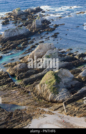 Gueirua Strand, Asturien, Spanien. Luftaufnahme von felsigen Strand und ein paar wenige. Stockfoto