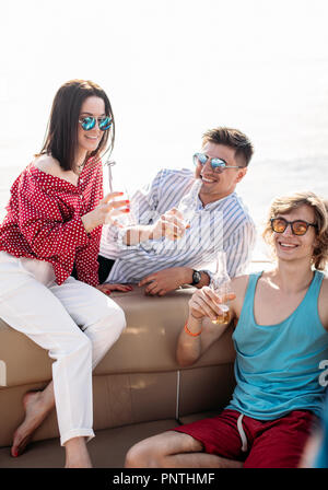 Yacht trinken Bier, während eine Gruppe von Freunden, die Partei auf Segelboot Stockfoto