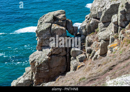 Nahaufnahme Detail der Granitfelsen auf dem kornischen Küste in der Nähe von Lands End. Carn Les Boel, in der Nähe von Lands End, Cornwall, England. Stockfoto