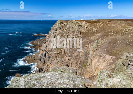 Höhere Bosistow Landspitze & Longships Leuchtturm; Ansicht mit Granitfelsen und den Atlantischen Ozean. Carn Les Boel, in der Nähe von Lands End, Cornwall, Englan Stockfoto