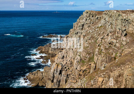 Carn Les Boel, Landspitze Detail und Fernen Longships Leuchtturm; Cornish Coast in der Nähe von Lands End. Carn Les Boel, in der Nähe von Lands End, Cornwall, England. Stockfoto