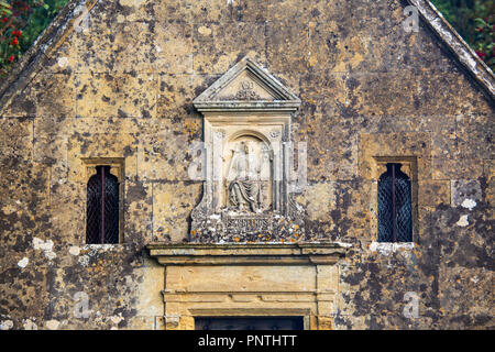 Eine Statue des Hl. Kenelm an den heiligen Brunnen in der Nähe von Winchcombe, Cotswolds, Gloucestershire, England Stockfoto