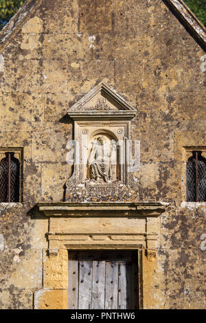 Eine Statue des Hl. Kenelm an den heiligen Brunnen in der Nähe von Winchcombe, Cotswolds, Gloucestershire, England Stockfoto