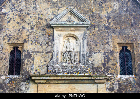 Eine Statue des Hl. Kenelm an den heiligen Brunnen in der Nähe von Winchcombe, Cotswolds, Gloucestershire, England Stockfoto