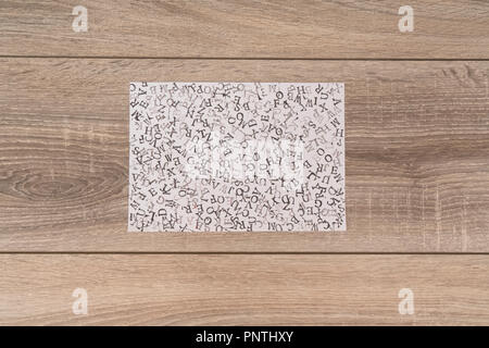 Ein Blatt Papier mit den Buchstaben des Alphabets zufällig angeordnet Stockfoto