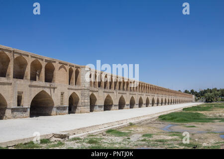 Si-o-Seh Pol Brücke am Nachmittag in Isfahan, Iran. Auch als Allahverdi Khan Bridge, oder 33 arches Bridge bekannt, es ist ein wichtiges Wahrzeichen der Stadt ein Stockfoto