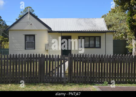 Weatherboard bungalow, Johns Fluß, NSW, Australien Stockfoto