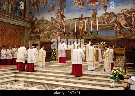 Vatikan Cappella Sistina 13/01/2008 - Papst Benedikt XVI. eine HEILIGE MESSE IN DER SIXTINISCHEN KAPELLE AM SACRAMENTO DEL BATTESIMO PREDIGT VON PAPST BENEDIKT XVI. am Fest der Taufe des Herrn Stockfoto