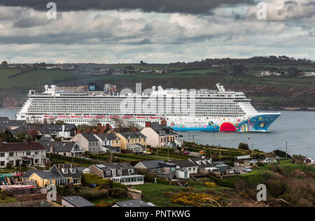 Kirche Bay, Cork, Irland. 24. April 2018. Kreuzfahrtschiff Norwegian Breakaway dampft aus dem Hafen heraus, vorbei an Wohnungen im Church Bay nach ihrem Besuch Stockfoto