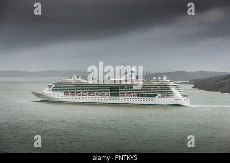 Hafen von Cork, Irland. 17. April 2018. Kreuzfahrtschiff Brilliance of the Seas übergibt die Ölraffinerie grau und bewölkt Morgen als Sie Köpfe zu Co Stockfoto