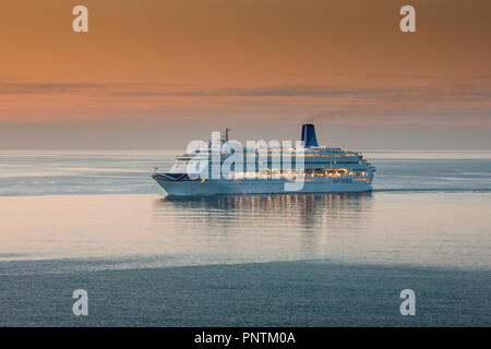 Roches Point, Cork, Irland. 24. August 2016. P&O Kreuzfahrtschiffes Oriana approching der Mündung des Cork Harbour im Morgengrauen bei ihrem Besuch in Ringaskiddy Tief Stockfoto