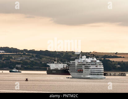 Whitegate, Cork, Irland. 19. Juli 2018. Kreuzfahrtschiff Seven Seas Navigator das Bestehen der Rohöl tanker Shah Deniz in Whitegate, während auf dem Weg zu Stockfoto