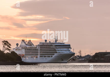 Hafen von Cork, Irland. 15. September 2017. Kreuzfahrtschiff Silver Muse Segel letzten irischen Kriegsschiff LÉ Niamh in Haulbowline auf dem Weg in die Tiefe wa Stockfoto