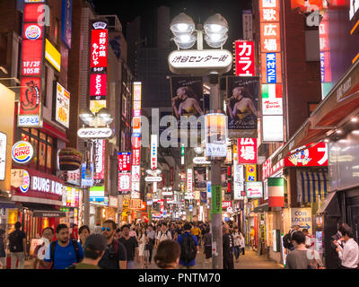 Tokyo, Japan - 8. September 2018: Shibuya Shopping Street District in Tokio, Japan. Shibuya ist als eines der Zentren der Japan Mode für junge bekannt Stockfoto