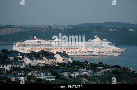 Kirche Bay, Cork, Irland. 29. September 2015. Kreuzfahrtschiff Norwegian Star Pässe Seafront Homes, als sie ihren Weg aus der Hafen macht in der Kirche B Stockfoto