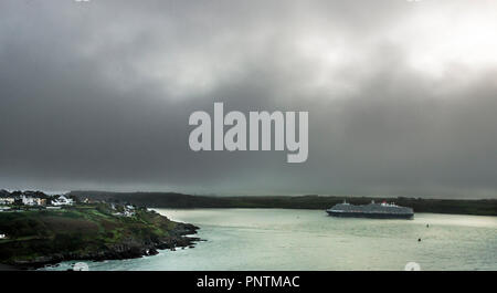 Cork, Irland. 14 Mai, 2018. Kreuzfahrtschiff Queen Victoria dampft, den Hafen auf dem Weg ins tiefe Wasser Liegeplatz am Cobh, Co Cork. Stockfoto